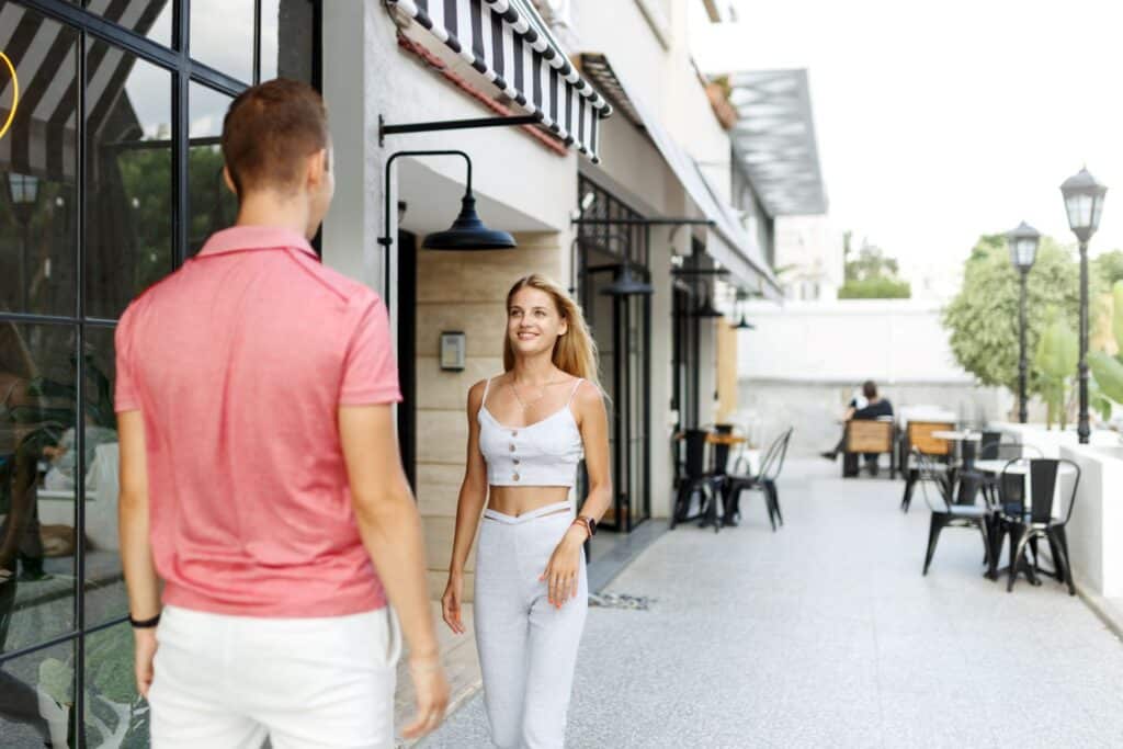 Paar trifft sich stilvoll in Düsseldorf