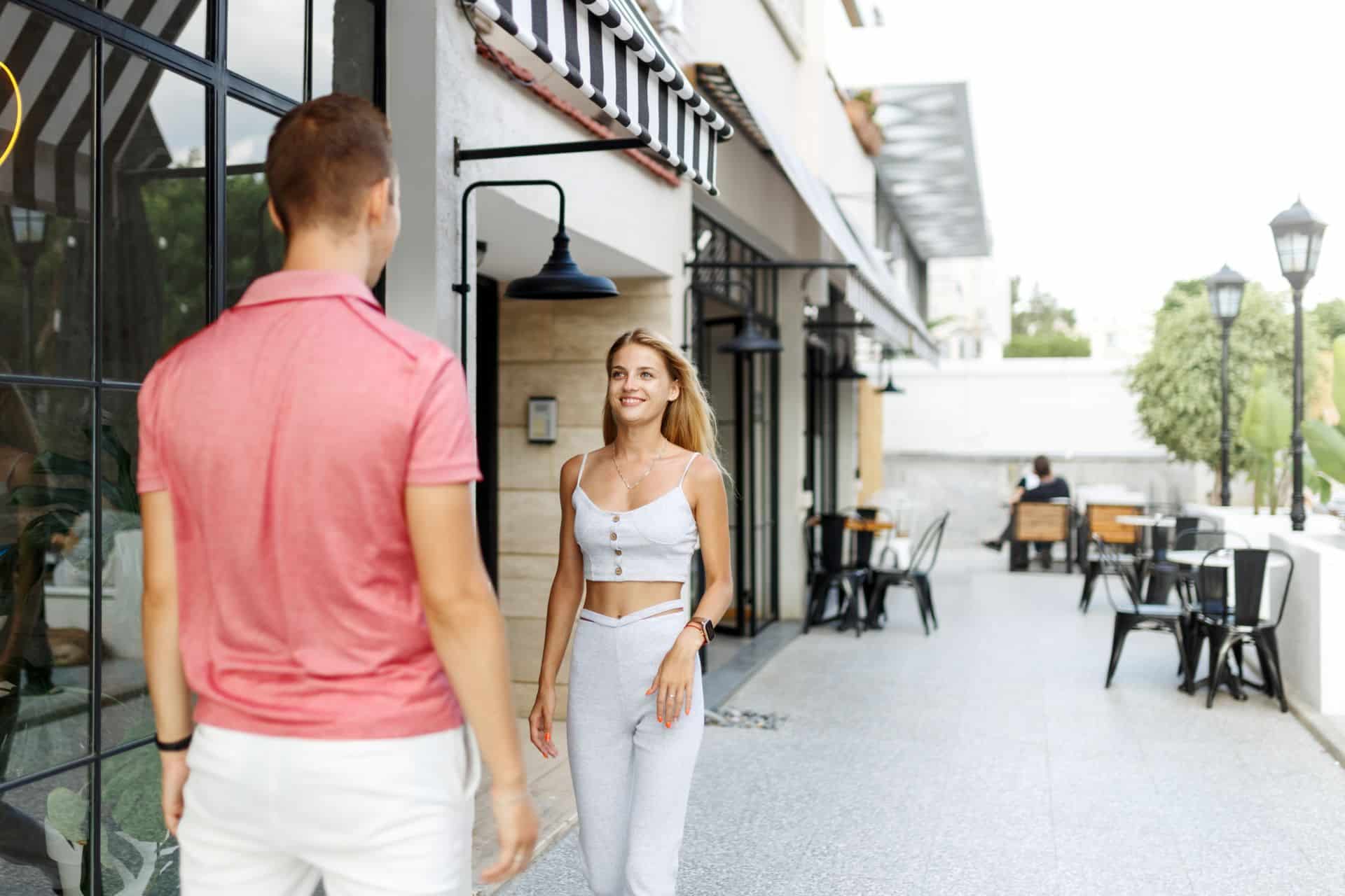 Paar trifft sich stilvoll in Düsseldorf