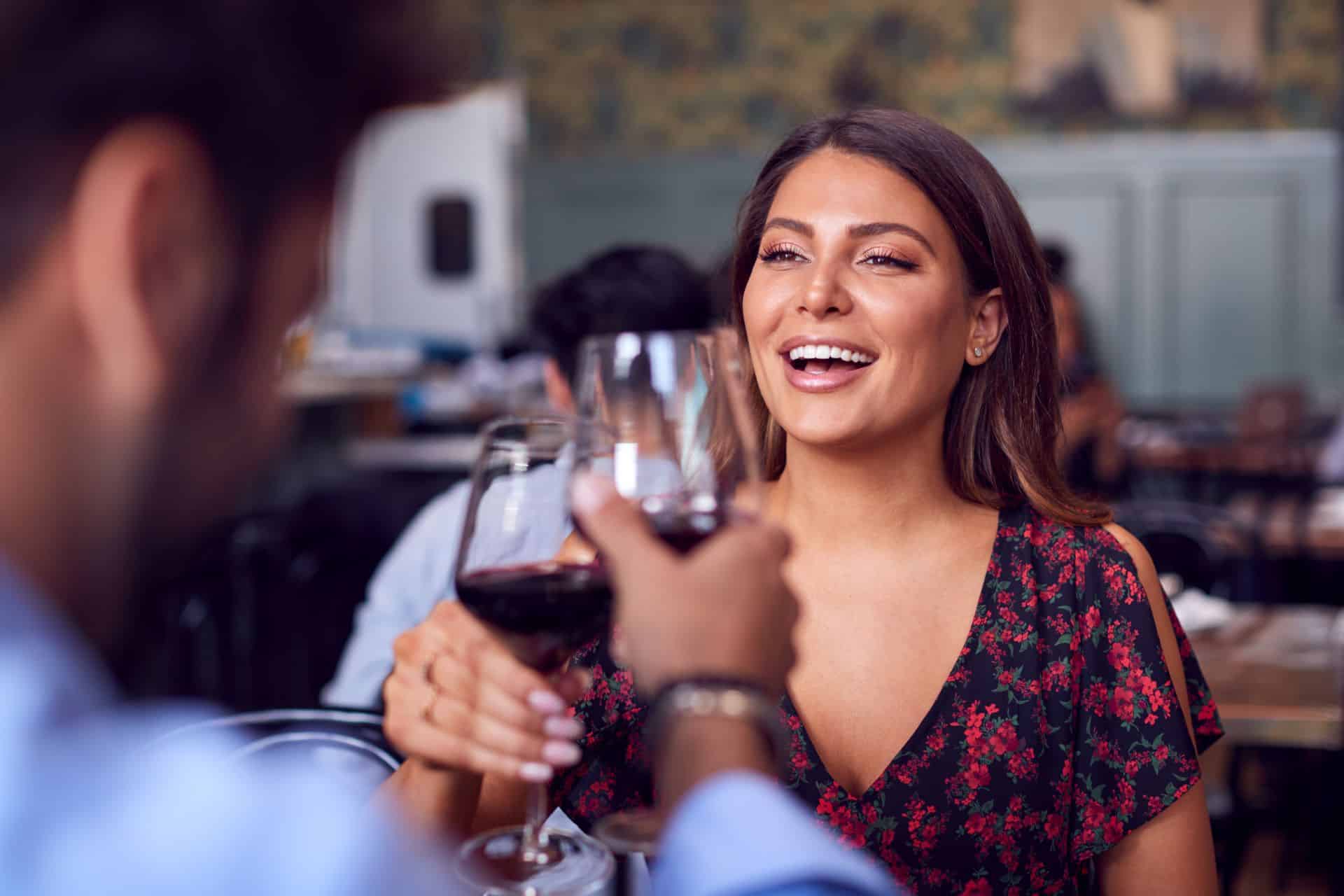 Paar stößt mit Wein im Restaurant an