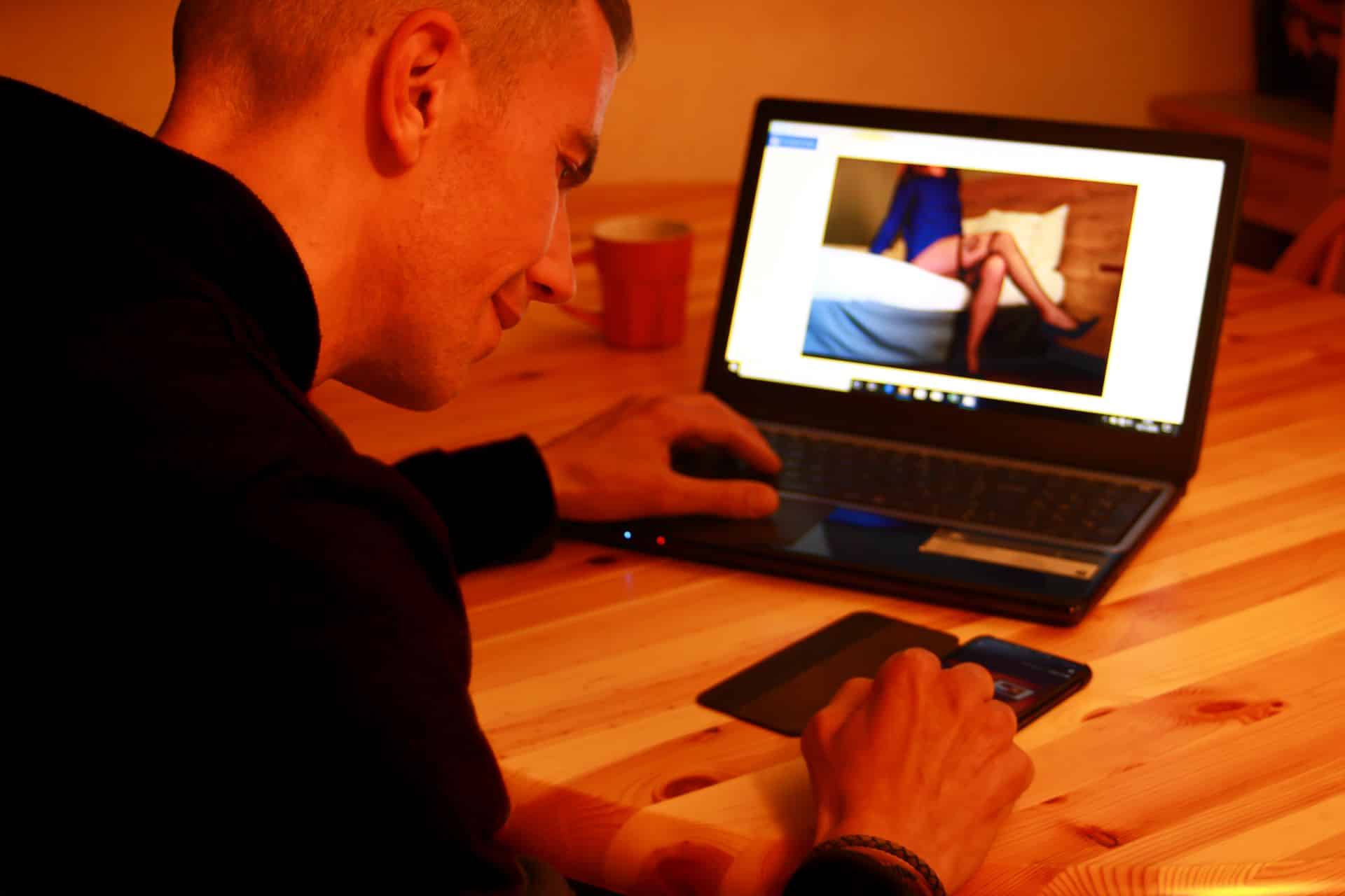 Mann surft diskret auf Escort-Website