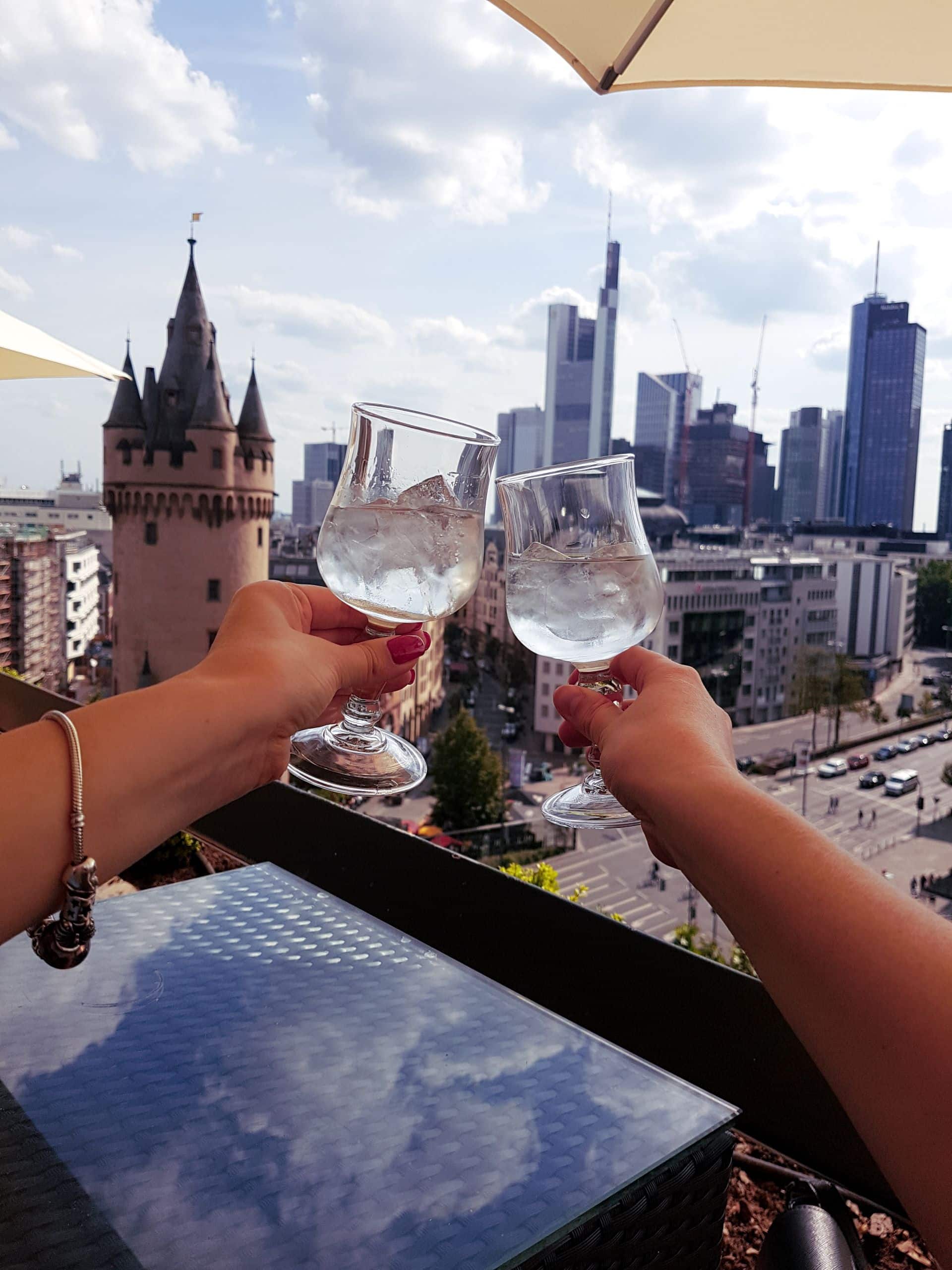 Escort-Date Frankfurt: Anstoßen vor Skyline und Eschenheimer Turm