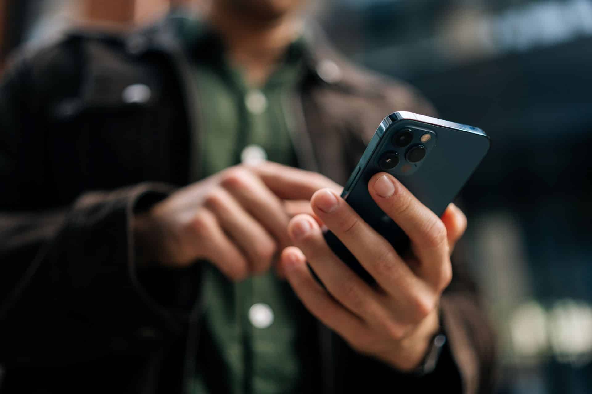 Escort Frankfurt buchen: Mann tippt auf Smartphone
